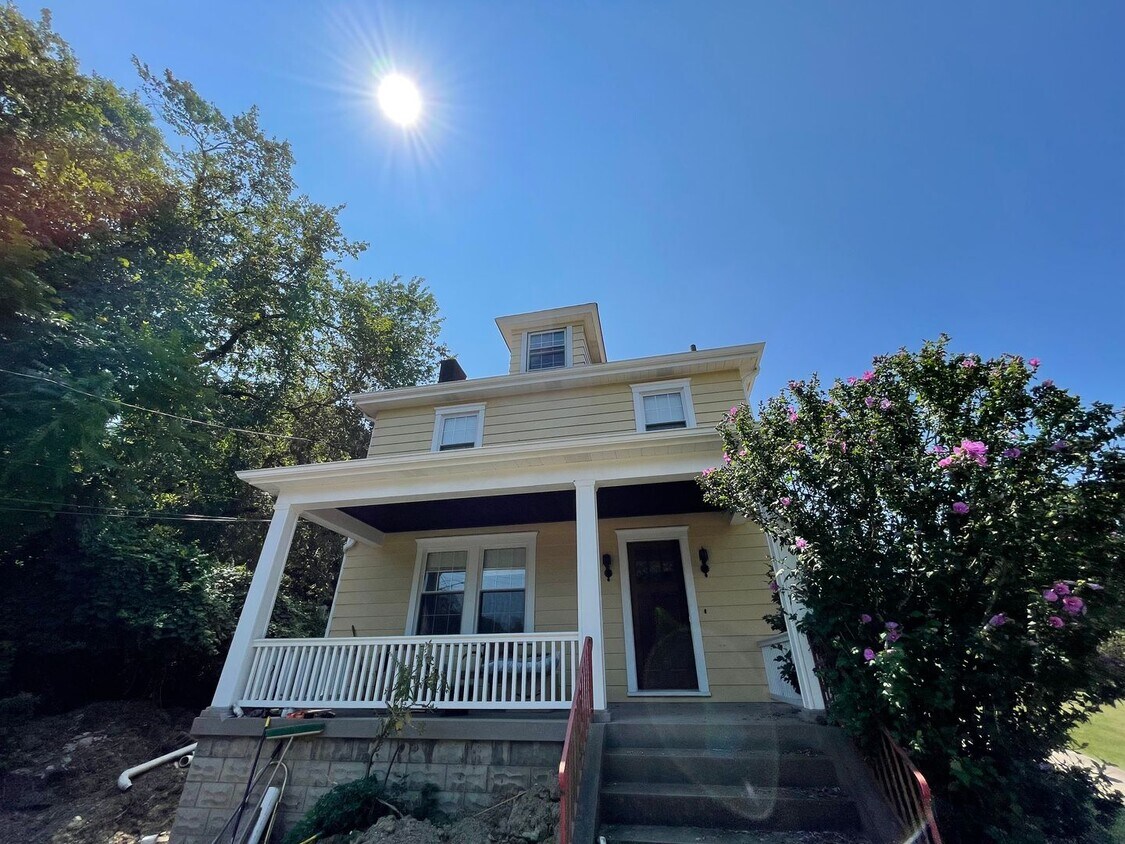 Primary Photo - Spacious 3 Bedroom Single Family Home with...
