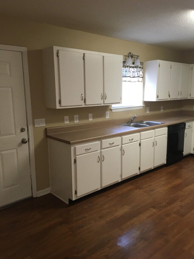 Building Photo - 913 W 38th St