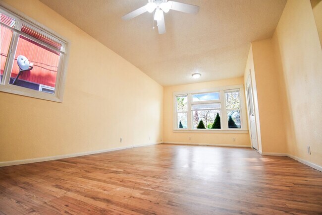 Foto del edificio - Spacious 4BD/2BA Two-Story Home w/ Fenced Yard & Huge Basement! Pets OK!