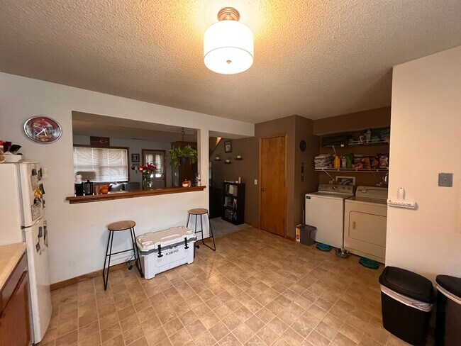 Building Photo - 2604 W Ridge Dr