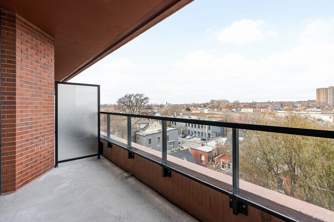 Photo du bâtiment - 2720 Dundas St W