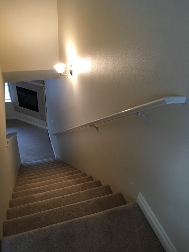 Building Photo - 9245 Commons Pl