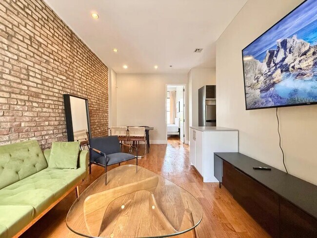 Foto del edificio - Furnished room/NOT APARTMENT