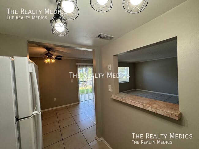 Building Photo - 2543 N Alafaya Trail