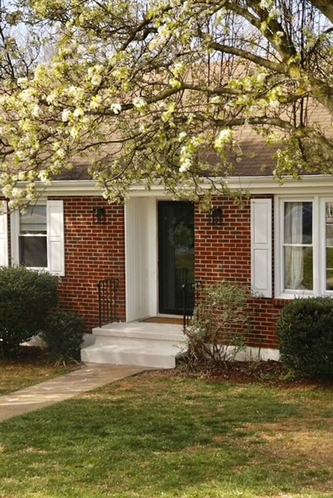 Building Photo - 107 Middleboro Pl
