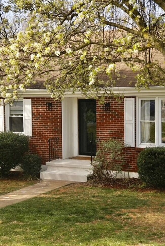 Foto del edificio - 107 Middleboro Pl