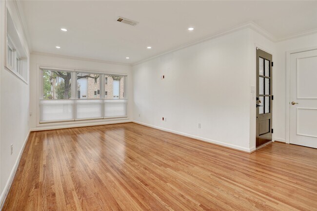 Foto del edificio - 8825 Cedarbrake Dr