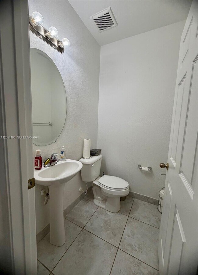 Foto del edificio - 5360 SW 13th Ct