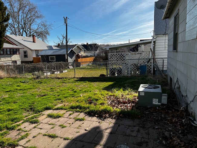 Building Photo - Comfortable home in NW Pendleton