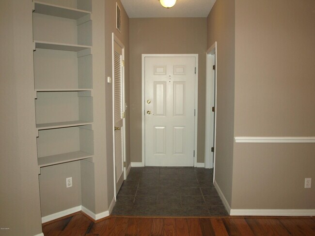 Foto del edificio - 830 Airport Rd