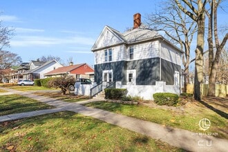 Building Photo - 806 W Hill St