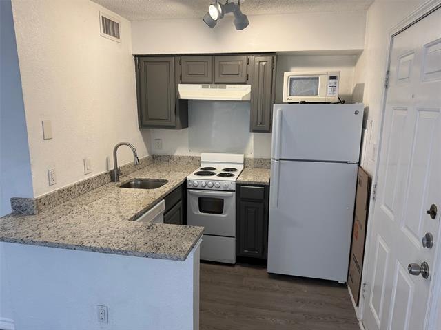 Building Photo - 2301 Balsam Dr