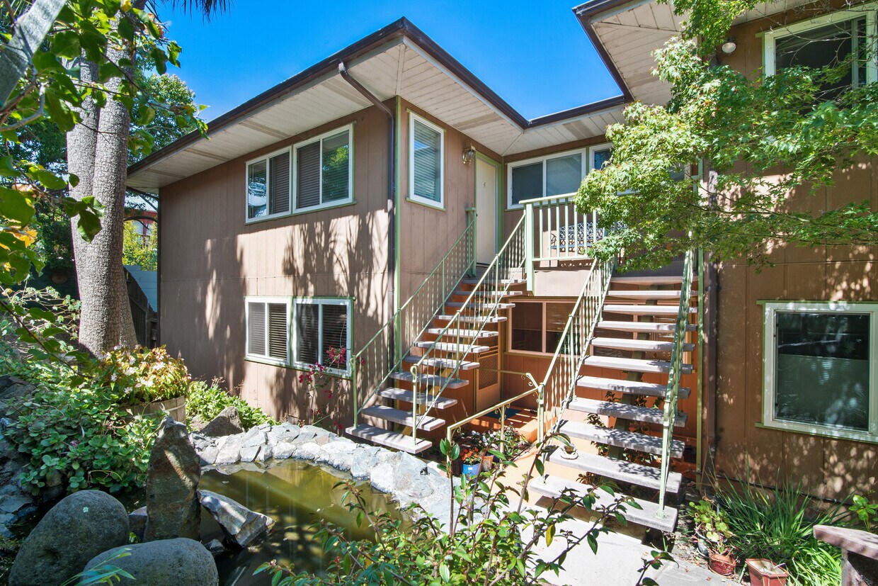 Unit 4 - upstairs left side - 1059 El Centro Ave
