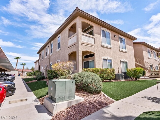 Building Photo - 2305 W Horizon Ridge Pkwy
