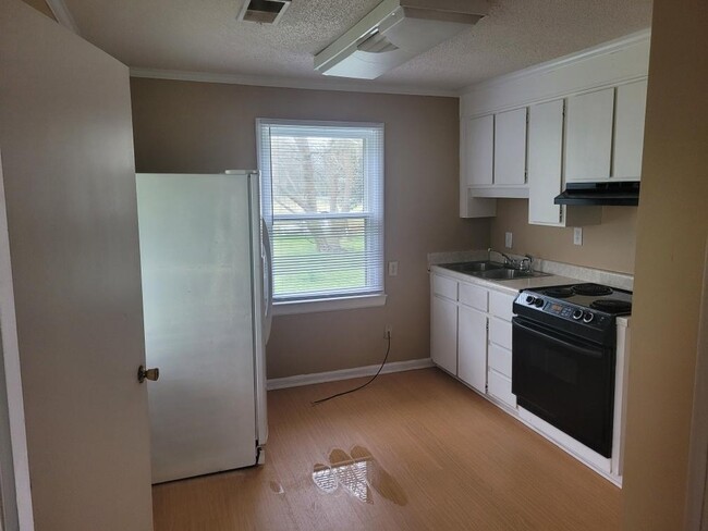 Kitchen: All appliances furnished. - 703 McArthur Blvd