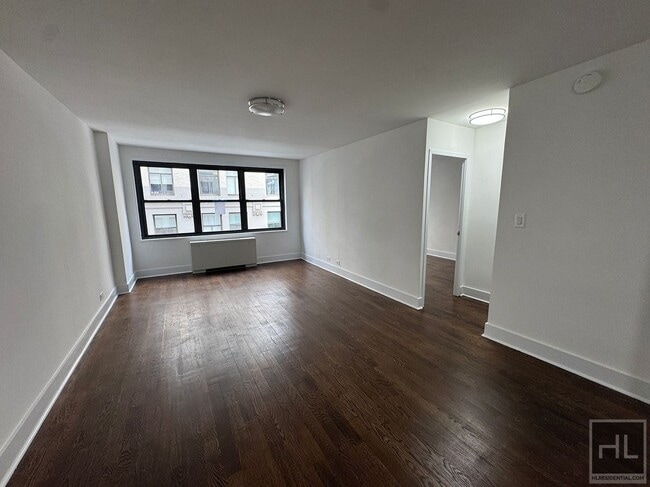 Building Photo - 5 AVENUE