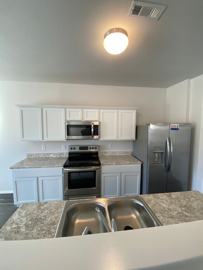 Foto del edificio - **Preleasing** NEW Three Bedroom | Two and a Half Bath Home in Farmington