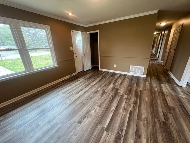 Building Photo - 3 bedroom 1 bathroom single level home