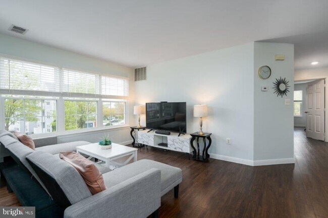 Building Photo - 631 Constellation Square SE