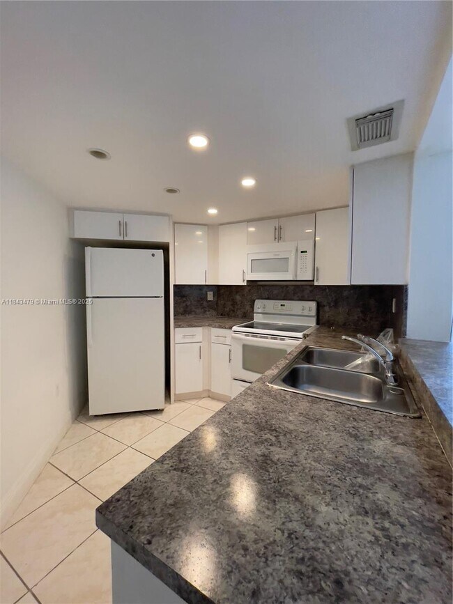 Foto del edificio - 9731 Fontainebleau Blvd