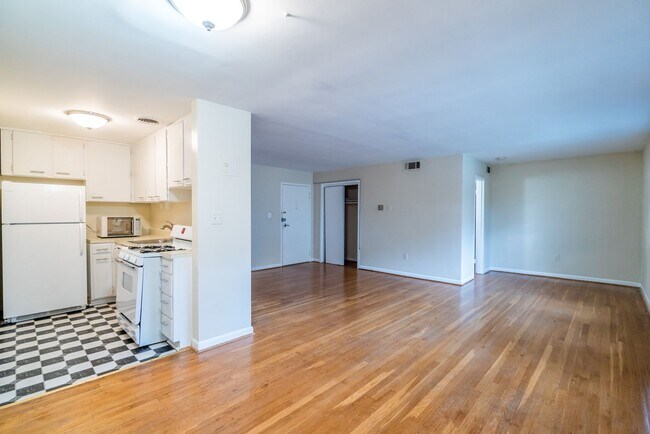 Foto del edificio - Rare Large Efficiency (552 Sq Ft) Close To...