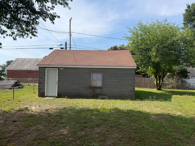 Foto del edificio - 2411 Carlisle Ave