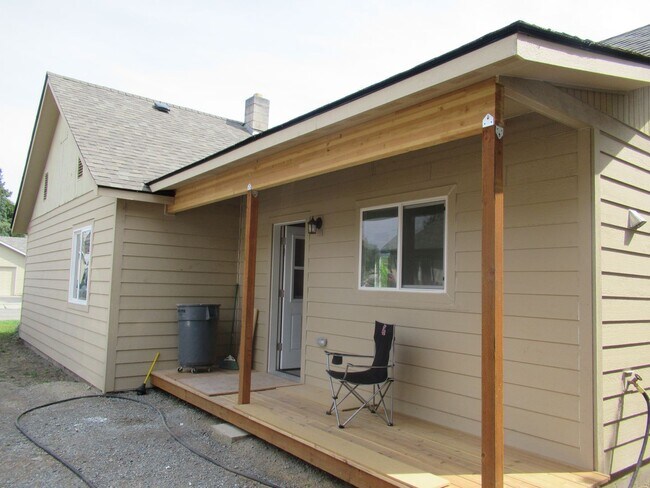 Building Photo - Completely Remodeled Inside!