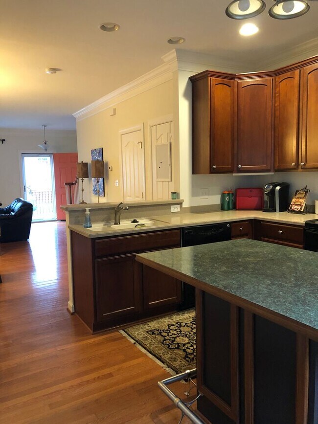 Foto del edificio - Charming All-Brick Townhome in the Heart o...
