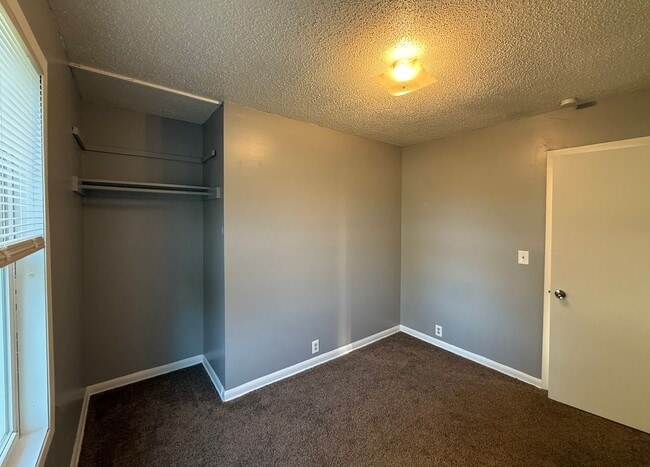 Building Photo - Cozy 3BD, All Main-Floor Living with Large...