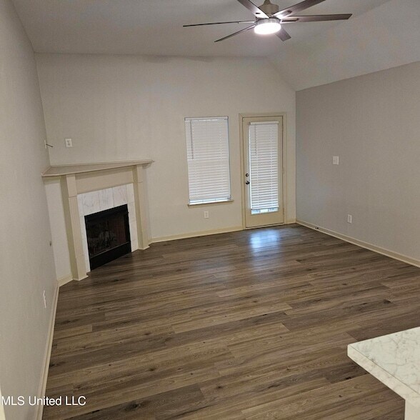 Foto del edificio - 8349 Regal Bend Dr