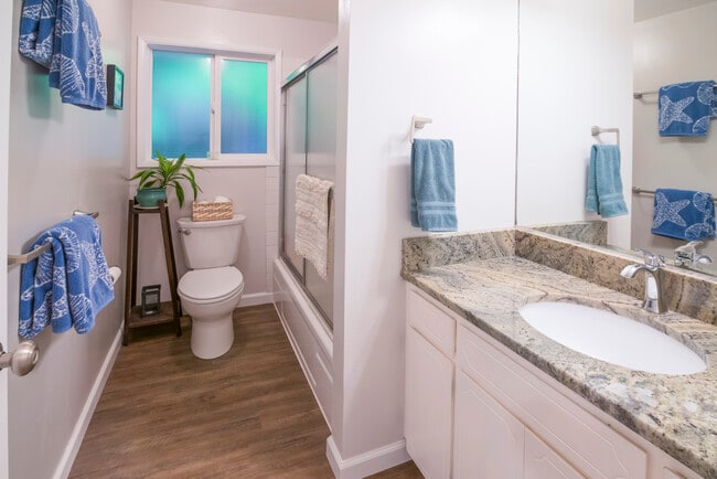 upstairs shared bathroom - 913 NE Lakewood Dr