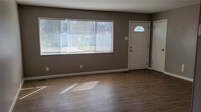 Building Photo - 227 Meadowcrest Dr