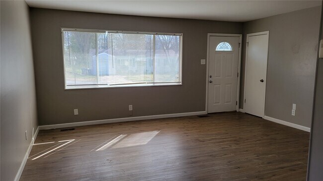 Foto del edificio - 227 Meadowcrest Dr
