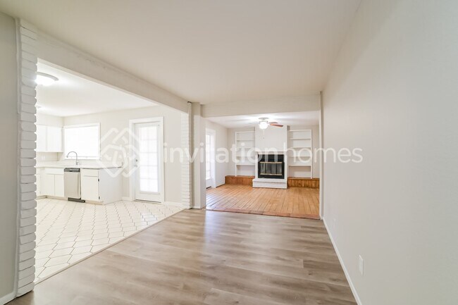 Foto del edificio - 6345 W Mountain View Rd