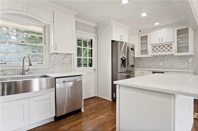 Foto del edificio - Room in House on Patricia Dr