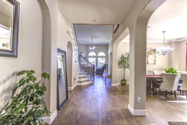 Foto del edificio - Beautifully Maintained 4 bed/3bath 2 Story Brick home