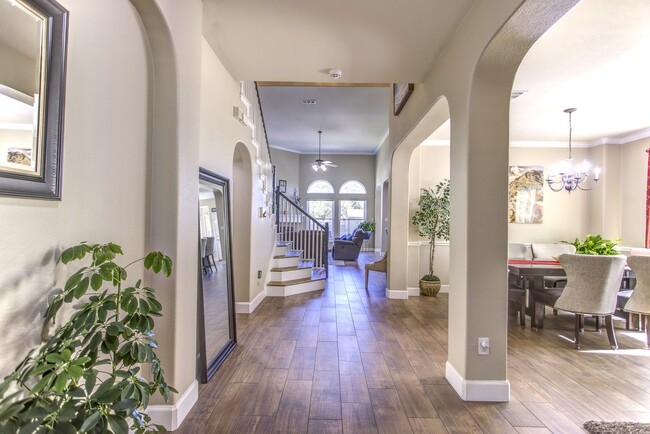 Foto del edificio - Beautifully Maintained 4 bed/3bath 2 Story...