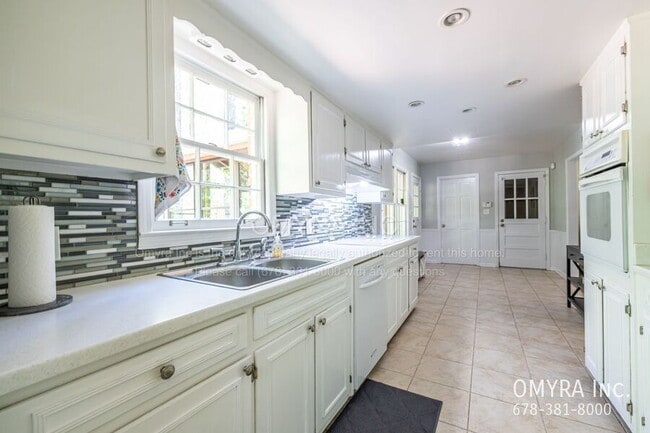 Building Photo - Beautiful 4 Bedroom House in Doraville!