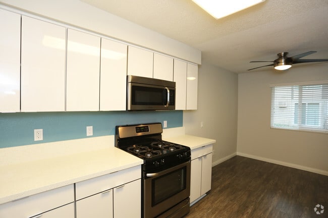 2BR, 2BA-Kitchen - The 5800 Apartment Homes
