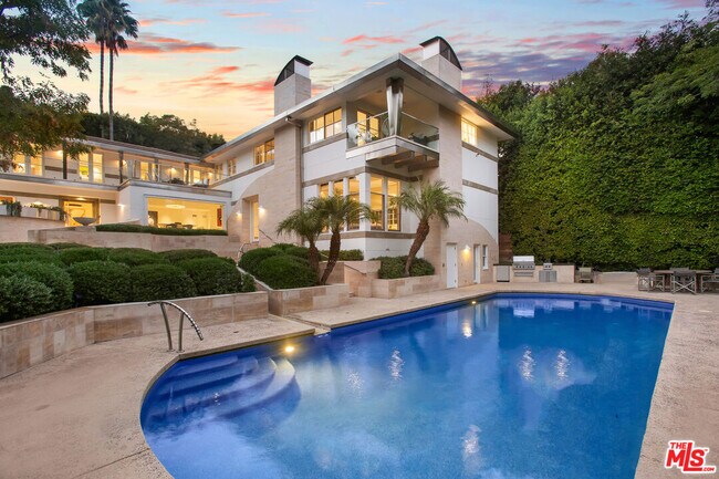 Foto del edificio - 661 Doheny Rd