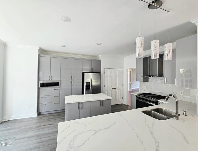 Building Photo - Room in House on Bellenden Dr