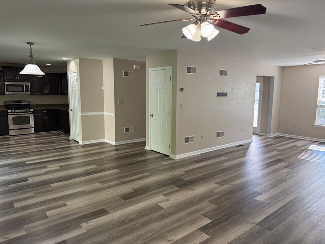 Foto del edificio - THREE BEDROOM/2.5 BATH Detached Home w TWO...