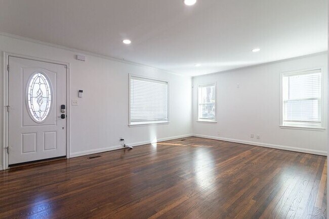 Foto del edificio - Brookside Bungalow!