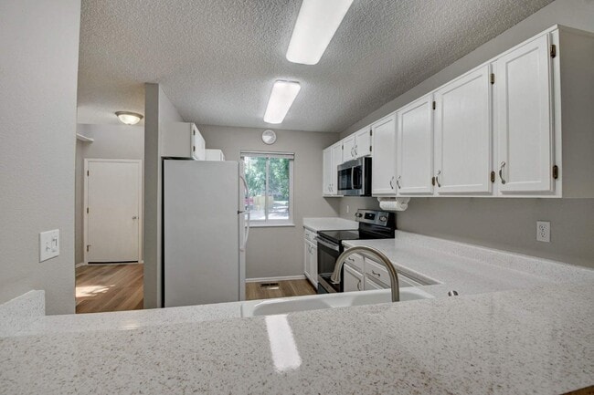 Foto del edificio - $2,025 - 2 Bed, 2.5 Bath Unit in Lakewood with In-Unit Laundry!