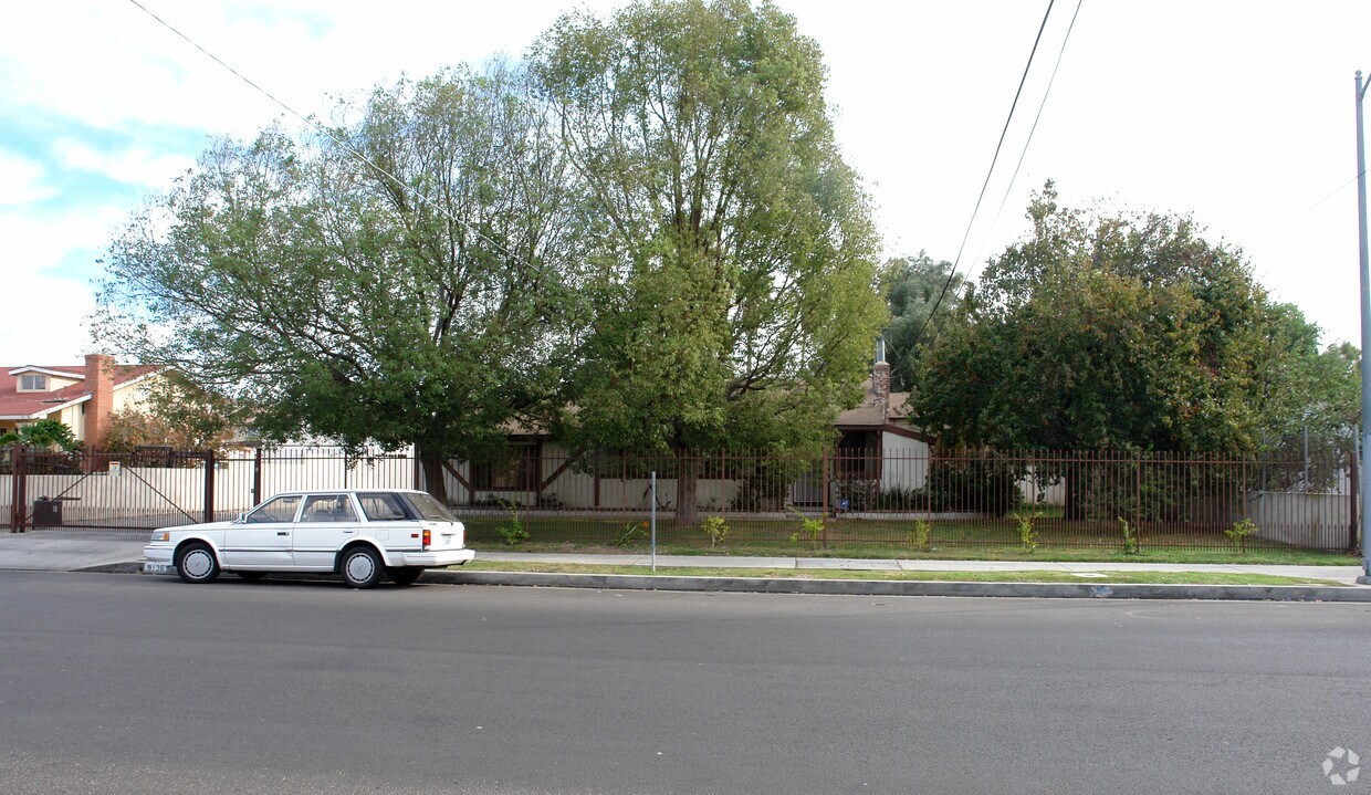 Foto del edificio - 9136 Cedros Ave
