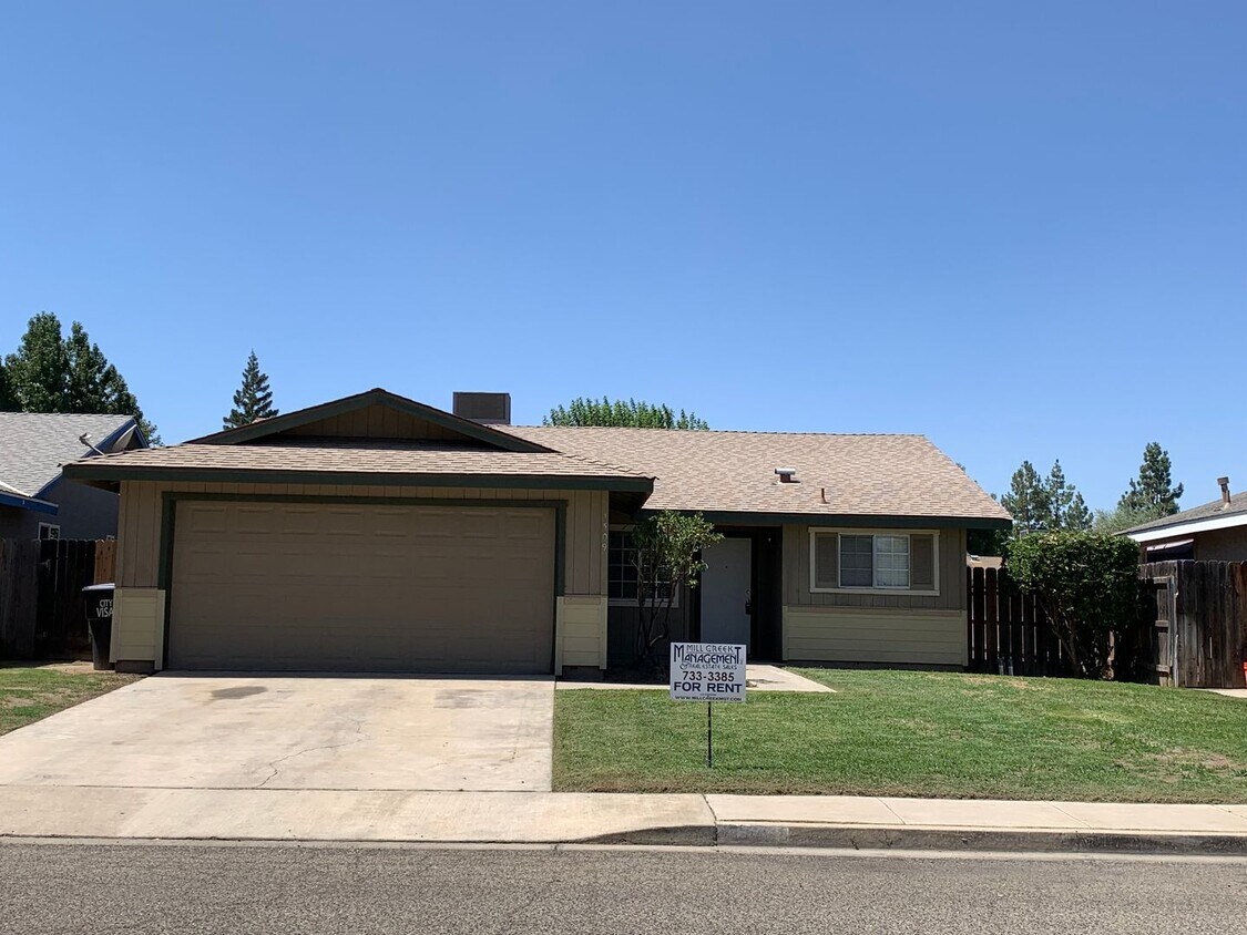 Foto principal - 3 bedroom 2 bathroom home in SW Visalia