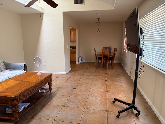 Building Photo - 722 E Encanto Dr