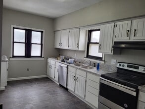 Building Photo - 529 Sullivan Ave