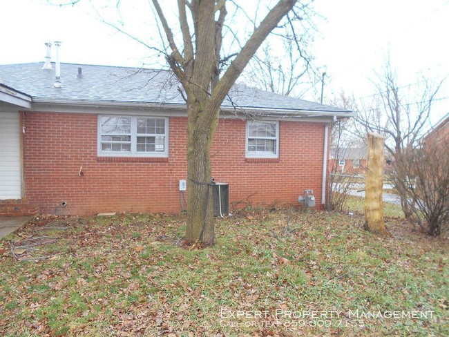 Building Photo - 141 Chantilly St