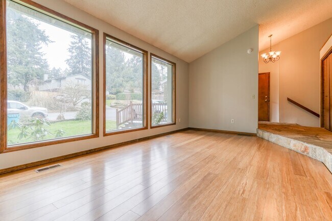Foto del edificio - Custom, Vintage 4BD Salmon Creek Home!